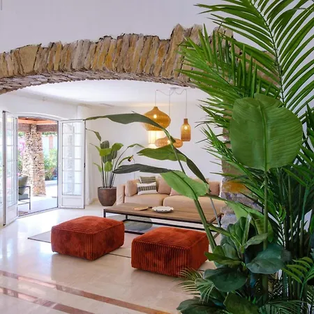 Semesterbostad Lovely Luxury With Garden And Private Pool