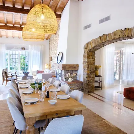 Semesterbostad Lovely Luxury With Garden And Private Pool