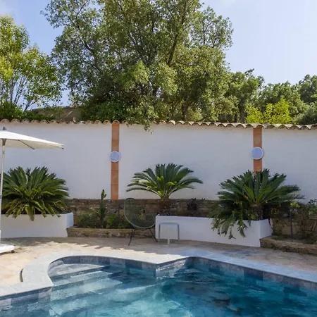 Lovely Luxury With Garden And Private Pool Сasa de vacaciones