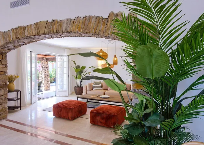 Semesterbostad Lovely Luxury With Garden And Private Pool