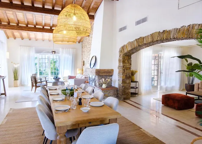 Semesterbostad Lovely Luxury With Garden And Private Pool